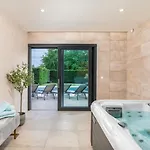 Luce By Villsy - With Pool, Sauna And Jacuzzi Kirmenjak